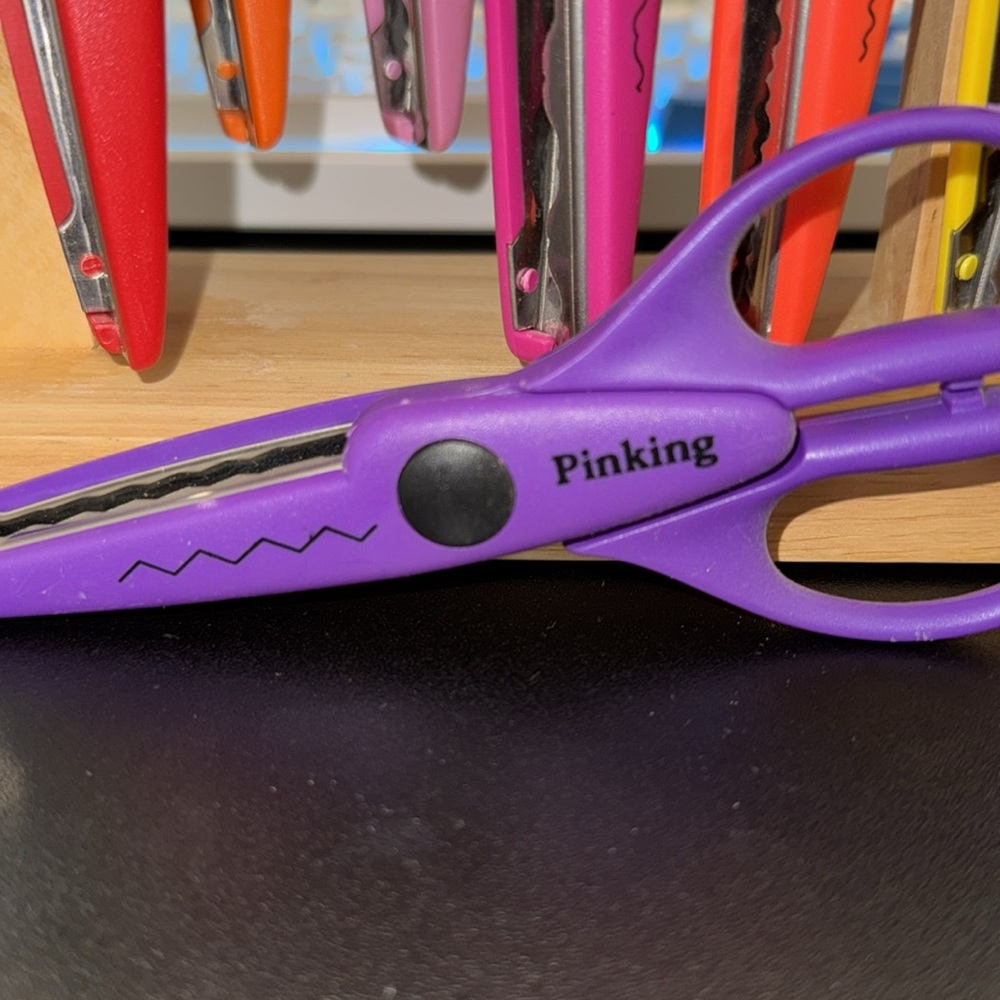Craft Scissors, 12 different Cutting Designs, EUC - Picture 7 of 16